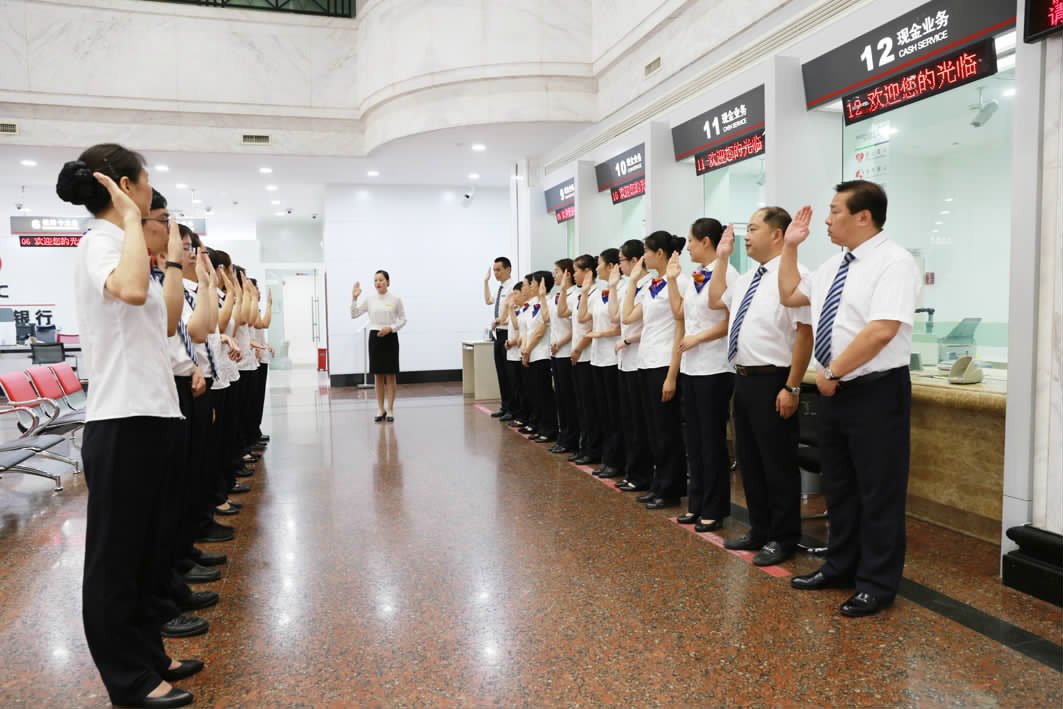 美国一对夫妇银行账户突然多出500亿美元，这笔钱可以占为己有吗？