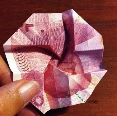 用一百元折玫瑰花怎么折，求图解
