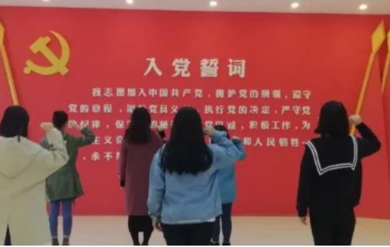 预备党员面向党旗进行入党宣誓时所宣读的誓词是什么