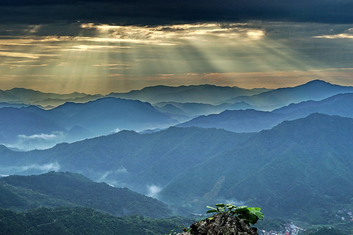 半壁见海日,空中闻天鸡的意思