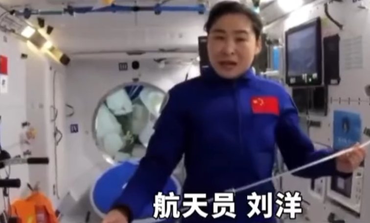 天宫课堂第三课圆满成功:刘洋用2米长吸管喝果汁,反映出哪些科学原理?