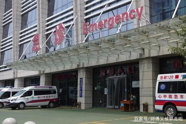 安徽淮南一救护车撞上信号灯杆，司机不幸身亡，导致事故的原因是什么？