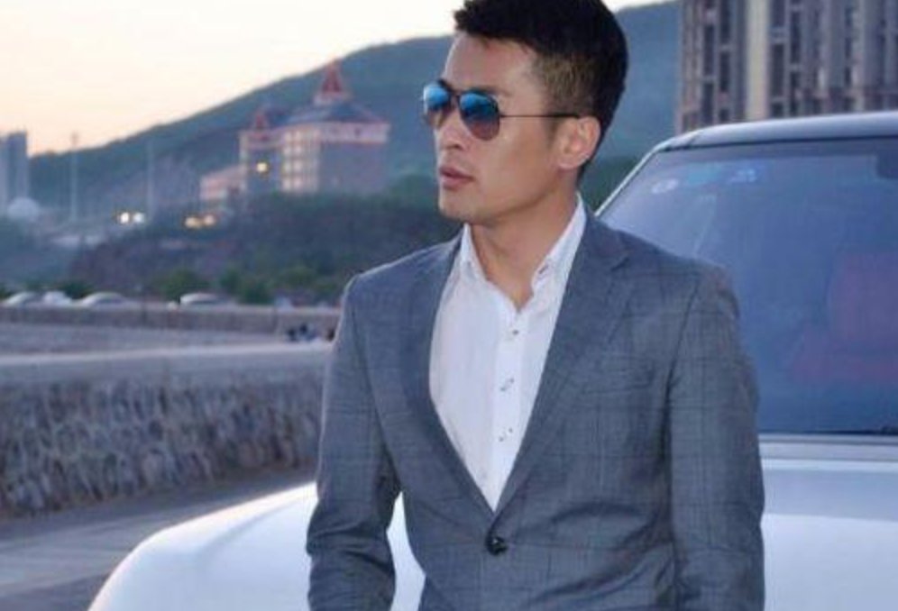 辛巴复出首秀，狂卖20亿后又翻车，他不就是男版的“郭美美”吗？