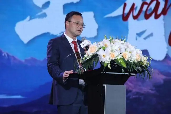 茅台公司的销售总经理曾祥彬坠楼身亡，是什么原因让他坠亡的？