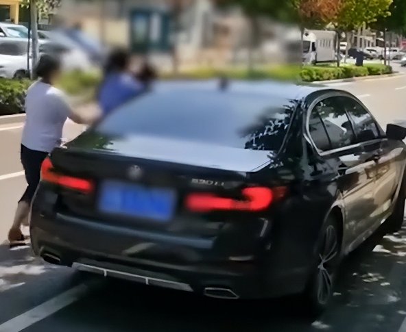 江苏一男子当街殴打女子后逃跑，此男子为何会这么做？