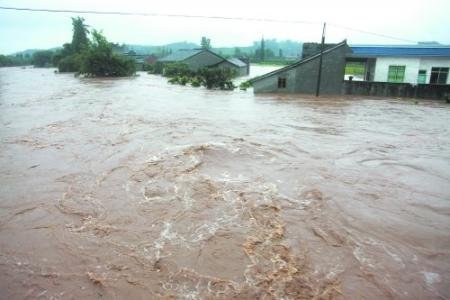 倒霉！50万新房被洪水冲倒，该湖北村民该怎么办？