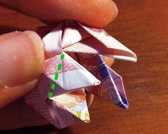 用一百元折玫瑰花怎么折，求图解