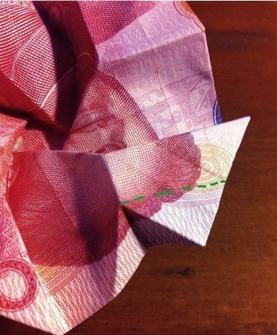 用一百元折玫瑰花怎么折，求图解