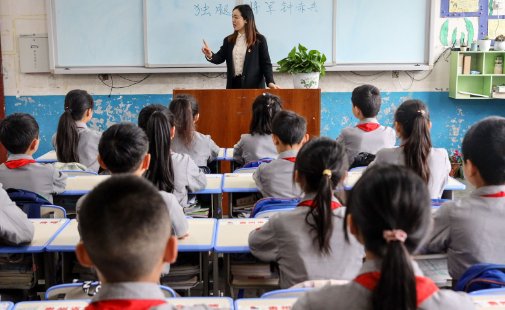 对不听老师话作业不及时完成的小孩如何辅助他们？