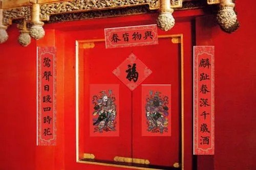 今年春节贴对联的时间