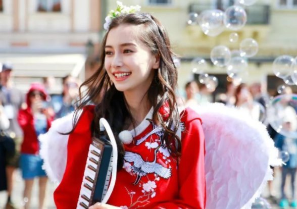 杨颖录制《奔跑吧》节目，身穿白绿撞色运动外套，她玩什么游戏最厉害？