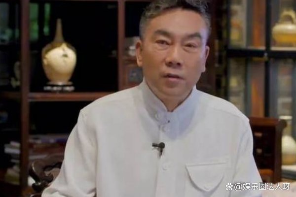 杨议的豪宅因违建面临被拆除，他气到脸发红，怎么看待他的这个行为？