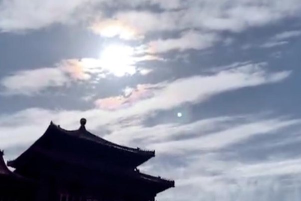 故宫天空出现七彩祥云，太阳变“爱心”，这是怎么一回事？