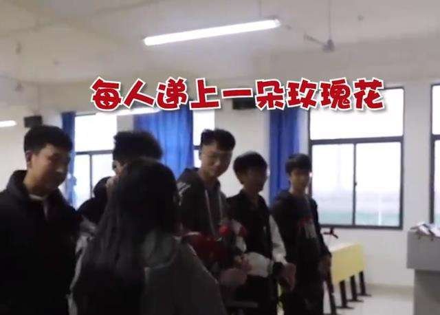河南59名男生为唯一的女生准备惊喜，在这样的氛围中上学是一种什么体验？