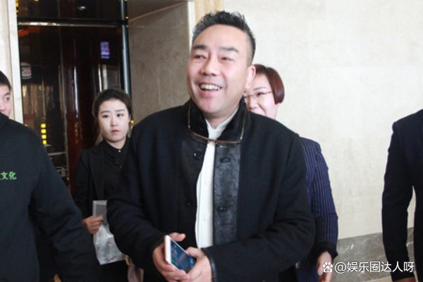 杨议的豪宅因违建面临被拆除，他气到脸发红，怎么看待他的这个行为？