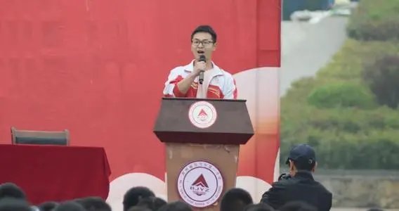 贵州一高三的班长把全班同学的名字写成诗,你觉得这样的毕业礼物有意义吗?