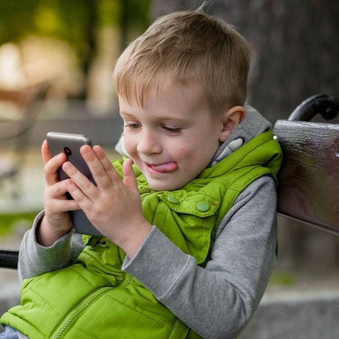 济南一妈妈让孩子们玩手机时劈叉，妈妈是如何想到这种方法的？