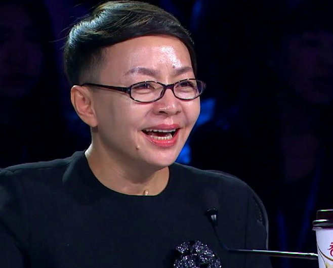 宋丹丹冯小刚节目上公开翻脸，不满对方言论，争论后红着眼离席，发生了啥？
