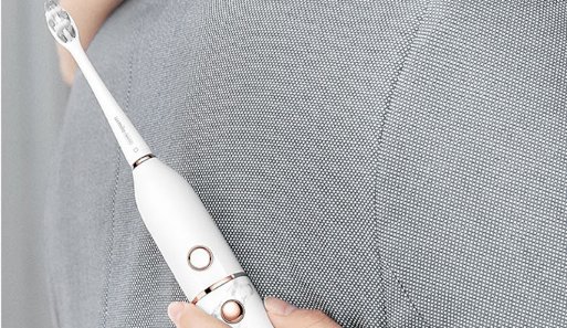 使用电动牙刷用放牙膏么？用完了怎么清洗？