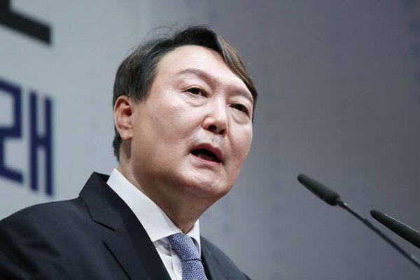 韩媒:尹锡悦每天通勤办公动用700余警卫引发争议,他在害怕什么?