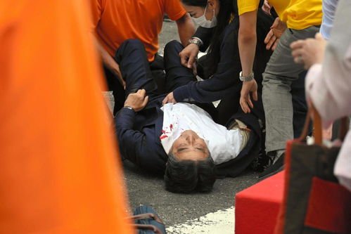 日媒：安倍体内子弹或在现场急救时排出，为何案发后5天警方才搜证现场？