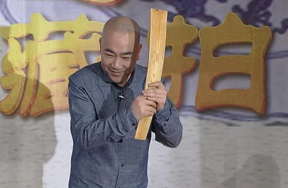 杨议的豪宅因违建面临被拆除，他气到脸发红，怎么看待他的这个行为？