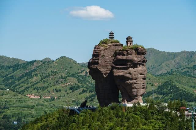 上大下小的双塔山，至今无人敢爬上去，为何峰顶却有两座古塔 ？