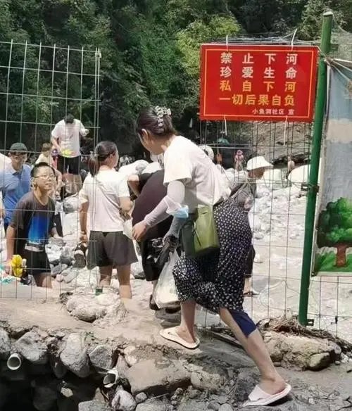 在发生山洪前，管理员曾劝游客：给你们跪下了！为何谦言卑语没人听？