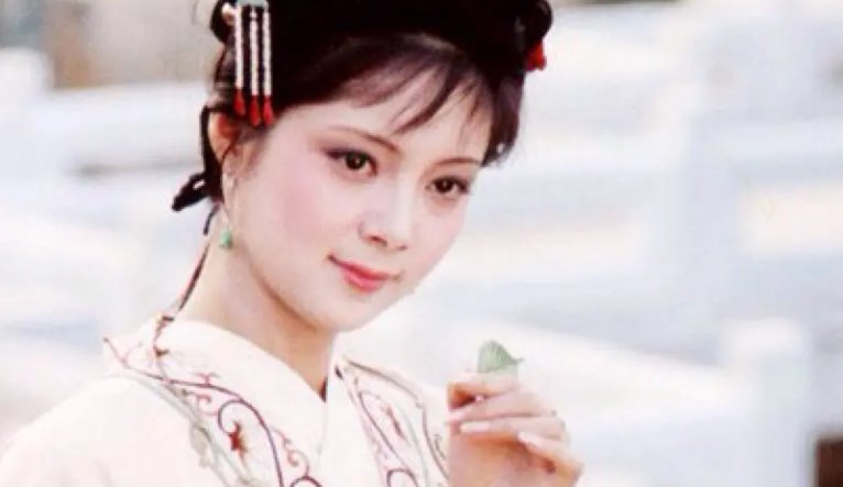 《红楼梦》贾宝玉和谁同过房？