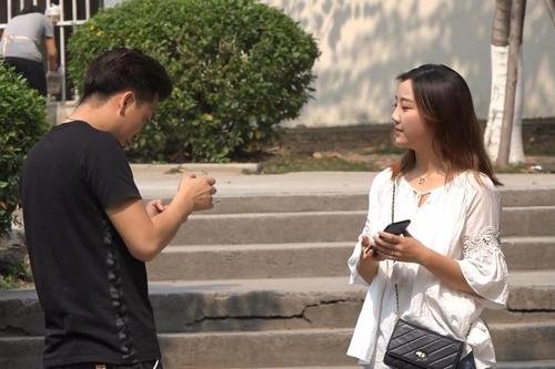 北京一男子在街头直播，40分钟搭讪七八位女孩，被搭讪的女孩子有何回应？