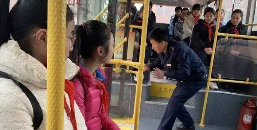 两个小学生公交车上的神对话是什么?
