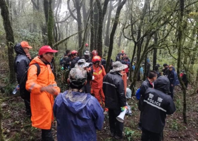 哀牢山救援人员点三根烟慰亡灵,你如何看待这件事?