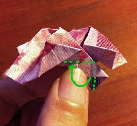 用一百元折玫瑰花怎么折，求图解