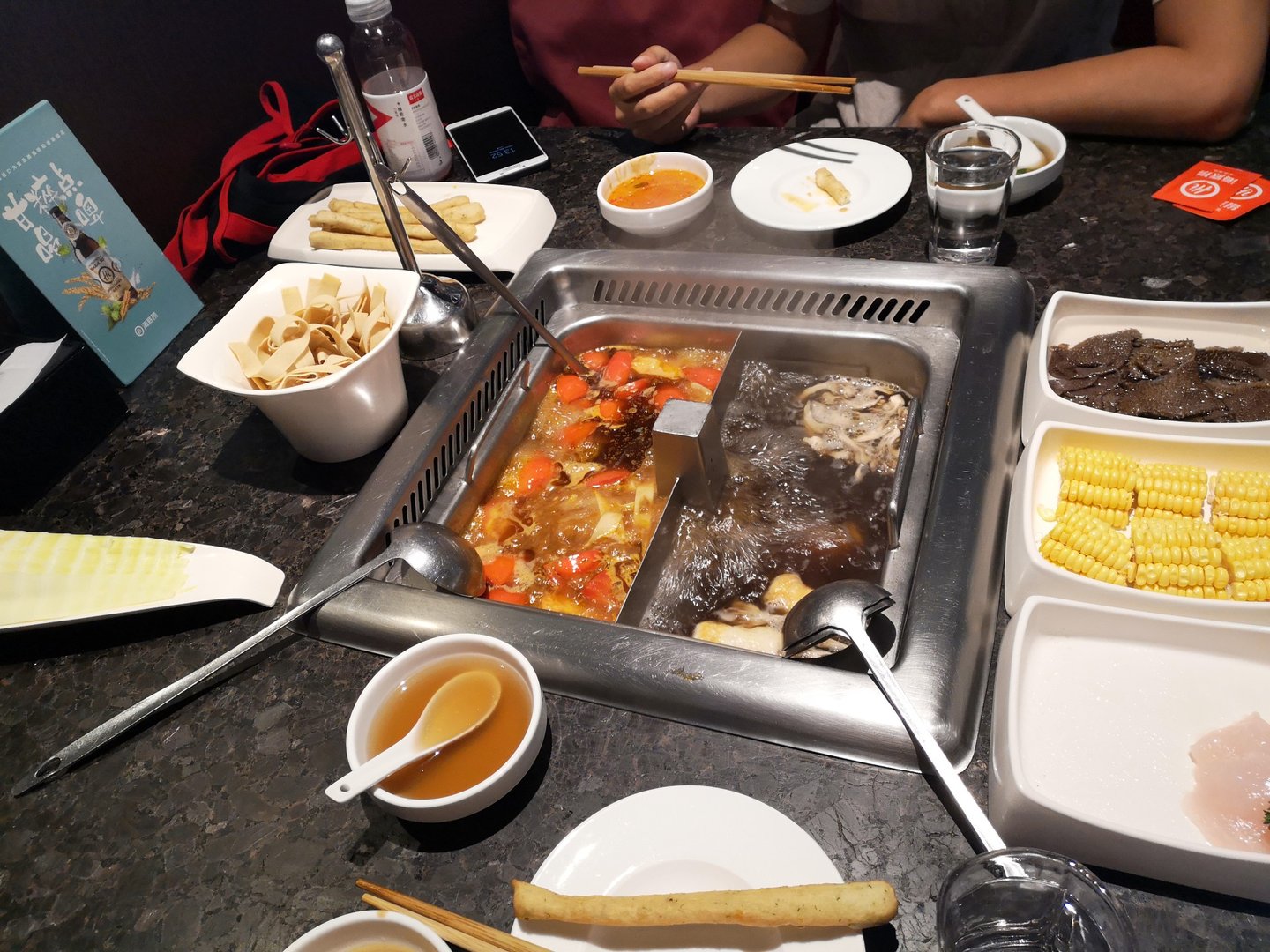 女子花17块钱吃海底捞冲上热搜，门店对此有何回应？
