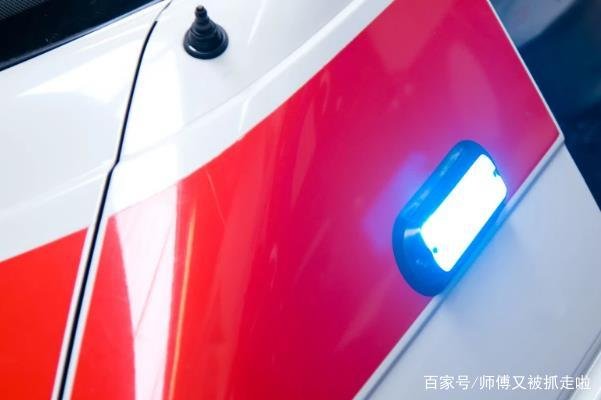 安徽淮南一救护车撞上信号灯杆，司机不幸身亡，导致事故的原因是什么？