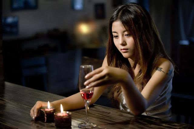 哈尔滨女子麻醉劲没过在病床上“劝酒”,这一幕遭到了网友怎样的称赞?