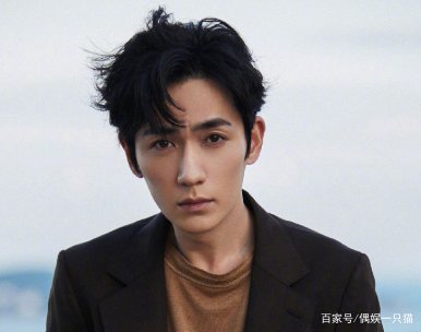 传与大7岁女友“隐婚”，爆红后的朱一龙，这些年究竟经历了什么？