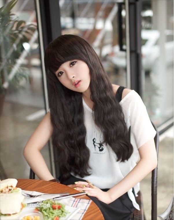 谁知道这个女生是谁啊？？网络上好多她的头像呢