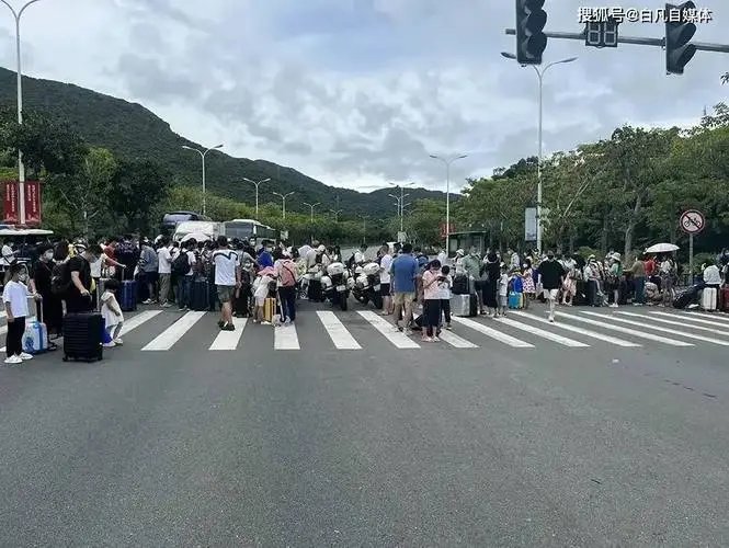 一家13人滞留三亚酒店：吃1餐7千元，当地的物价有多高？
