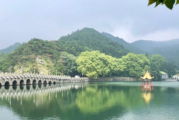 横看成岭侧成峰,远近高低各不同.”诗中写的名胜是( )