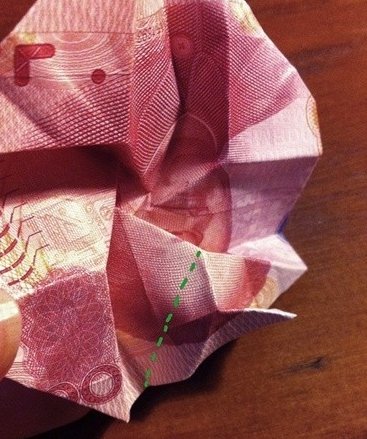 用一百元折玫瑰花怎么折，求图解