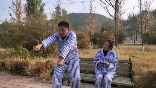 龙吴路一小区女子发病高楼撒百元人民币,你遇到这种情况会怎么做?