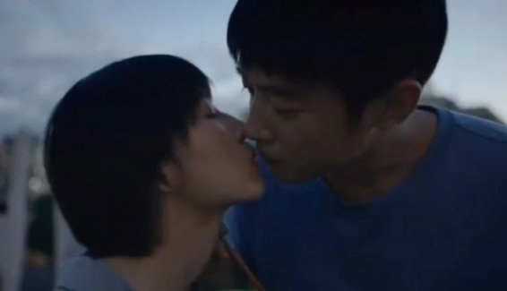张子枫梁靖康在什么电影中有吻戏？