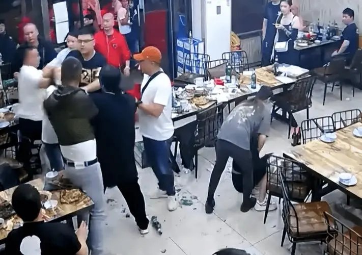 唐山多名男子搭讪未果暴力群殴女性，事情的经过有何详情？