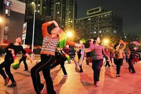 重庆广场舞大妈跟轮滑小朋友抢场地，踢倒轮滑路障，她们为何敢如此豪横？
