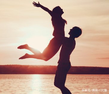 看到老公经常和他的异性朋友接触，你觉得该选择离婚吗？