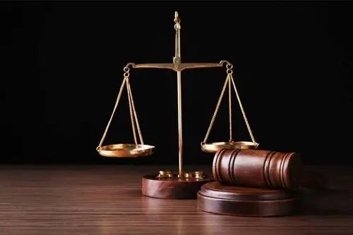 广州25岁女子被指假死博关注后自杀,死者家属可以追究网暴者的责任吗?