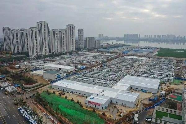 火神山医患再相聚，像这样的场景让你想起什么？