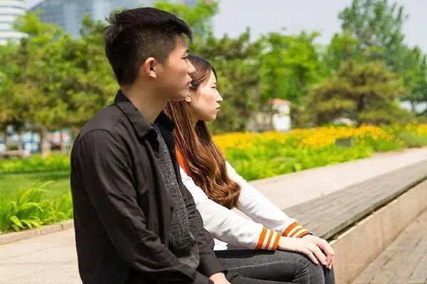 男子“恋爱”6天被骗3万多，恋爱时，该不该投入过多金钱？