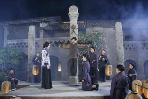 《围屋里的桃花》讲了什么？
